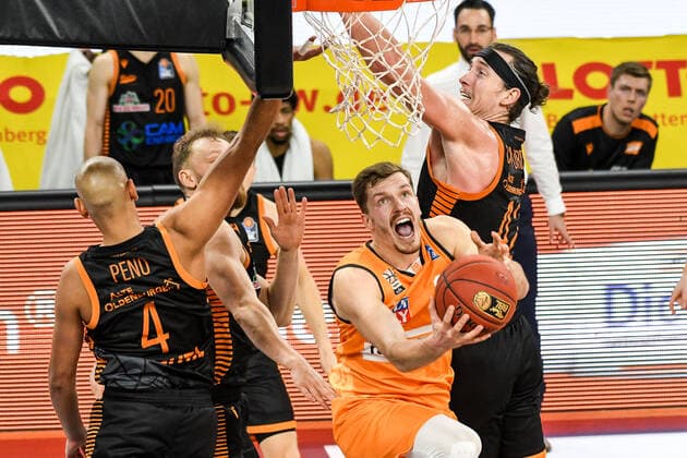 GER, BBL, ratiopharm ulm vs RASTA Vechta 06 12 2020, ratiopharm arena, Neu Ulm, GER, BBL, ratiopharm ulm vs RASTA Vechta, in the picture Andreas Obst Ulm, 13 asserts himself energetically against Stefan Peno Vechta, 4 and Dennis Clifford Vechta, 42 nordphotoxHafner nph00200