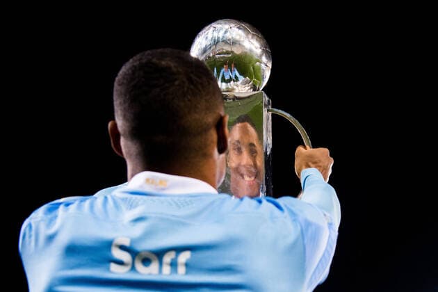 Bilder des Jahres 2020, Sport 12 Dezember Sport Themen der Woche KW49 201206 Malmö FFs Amin Sarr med Lennart Johanssons pokal efter fotbollsmatchen i Allsvenskan mellan Malmö FF och Östersund den 6 december 2020 i Malmö. *** 201206 Malmö FFs Amin Sarr with Lennart Johanssons trophy after the football match in the Allsvenskan between Malmö FF and Östersund on 6 December 2020 in Malmö,  Copyright: PETTERxARVIDSON BB201206PA155