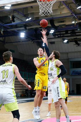 5 Matchday of the easyCredit BBL Basketball Bundesliga in the Oberfrankenhalle in Bayreuth Season 2020 2021 Medi Bayreuth against ALBA Berlin Matthew Tiby Medi Bayreuth 15 right Lukas Sikma ALBA Berlin 43 left