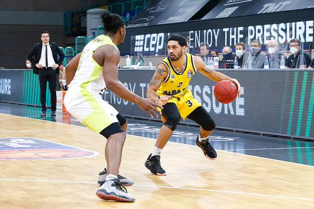 5 Matchday of the easyCredit BBL Basketball Bundesliga in the Oberfrankenhalle in Bayreuth Season 2020 2021 Medi Bayreuth against ALBA Berlin Frank Bartley Medi Bayreuth 24 left Peyton Siva ALBA Berlin 3 right