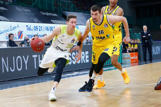 5 Matchday of the easyCredit BBL Basketball Bundesliga in the Oberfrankenhalle in Bayreuth Season 2020 2021 Medi Bayreuth against ALBA Berlin David Walker Medi Bayreuth23 left Kresimir Nikic ALBA Berlin 16 right