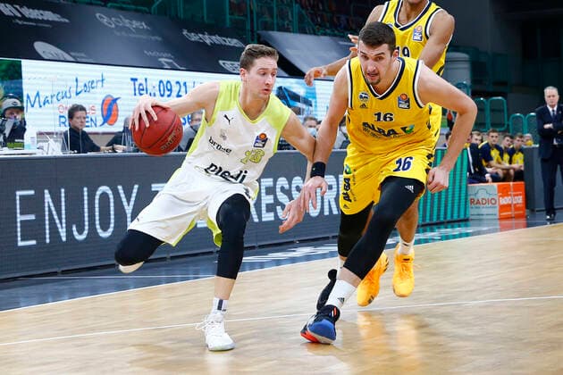 5 Matchday of the easyCredit BBL Basketball Bundesliga in the Oberfrankenhalle in Bayreuth Season 2020 2021 Medi Bayreuth against ALBA Berlin David Walker Medi Bayreuth23 left Kresimir Nikic ALBA Berlin 16 right