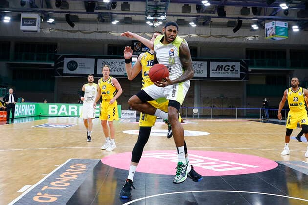 5 Matchday of the easyCredit BBL Basketball Bundesliga in the Oberfrankenhalle in Bayreuth Season 2020 2021 Medi Bayreuth against ALBA Berlin Dererk Pardon Medi Bayreuth 0 front Kresimir Nikic ALBA Berlin 16 back