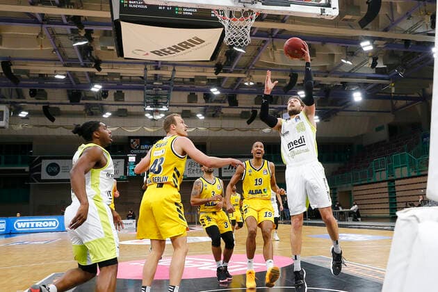 5 Matchday of the easyCredit BBL Basketball Bundesliga in the Oberfrankenhalle in Bayreuth Season 2020 2021 Medi Bayreuth against ALBA Berlin Matthew Tiby Medi Bayreuth 15 right Lukas Sikma ALBA Berlin 43 left