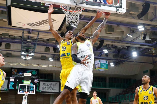5 Matchday of easyCredit BBL Basketball Bundesliga in the Oberfrankenhalle in Bayreuth Season 2020 2021 Medi Bayreuth against ALBA Berlin Dererk Pardon Medi Bayreuth 0 right Louis Olinde ALBA Berlin 19 left