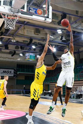 5 Matchday of easyCredit BBL Basketball Bundesliga in the Oberfrankenhalle in Bayreuth Season 2020 2021 Medi Bayreuth against ALBA Berlin Dererk Pardon Medi Bayreuth 0 right Johannes Thiemann ALBA Berlin 32 left
