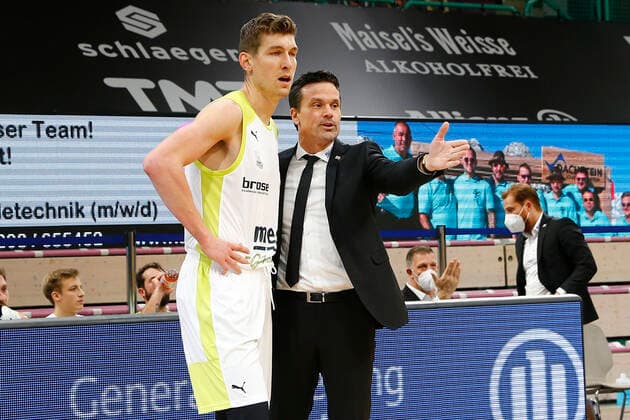 5 Matchday of the easyCredit BBL Basketball Bundesliga in the Oberfrankenhalle in Bayreuth Season 2020 2021 Medi Bayreuth against ALBA Berlin Raoul Korner Medi Bayreuth Trainer right Andreas Seiferth Medi Bayreuth 11 left