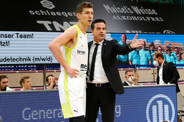 5 Matchday of the easyCredit BBL Basketball Bundesliga in the Oberfrankenhalle in Bayreuth Season 2020 2021 Medi Bayreuth against ALBA Berlin Raoul Korner Medi Bayreuth Trainer right Andreas Seiferth Medi Bayreuth 11 left