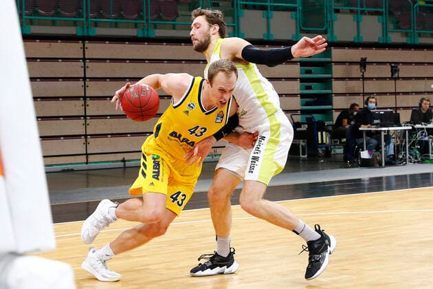 5 Matchday of the easyCredit BBL Basketball Bundesliga in the Oberfrankenhalle in Bayreuth Season 2020 2021 Medi Bayreuth against ALBA Berlin Matthew Tiby Medi Bayreuth 15 right Lukas Sikma ALBA Berlin 43 left