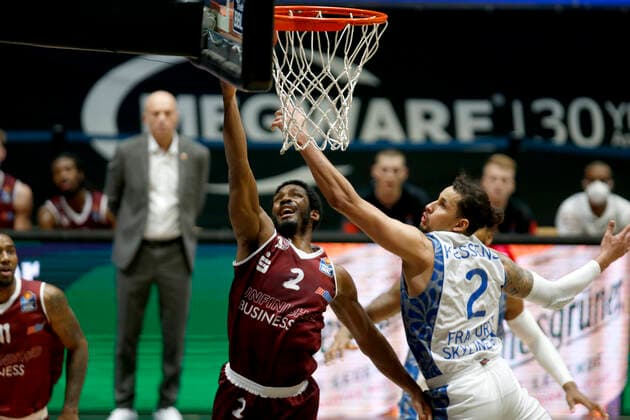 06 12 2020, easyCredit Basketball Bundesliga, BBL, Season 2020 2021, Men, Chemnitz Niners Fraport Skyliners Frankfurt Terrell Harris, Niners Chemnitz, Michael Kessens, Fraport Skyliners Frankfurt Chemnitz Messe Chemnitz Sachsen Germany