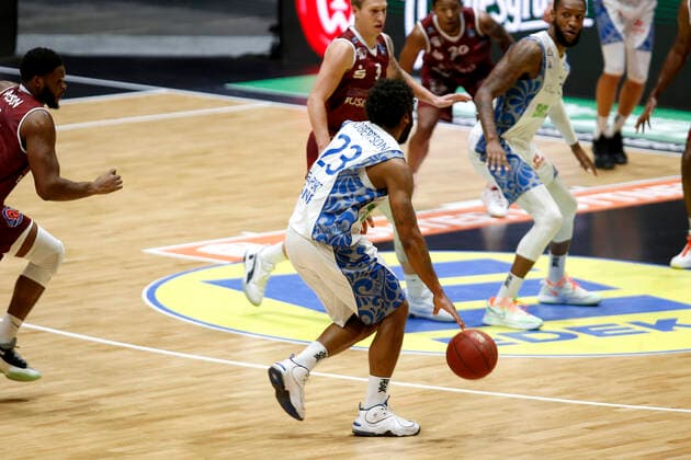 06 12 2020, easyCredit Basketball Bundesliga, BBL, Season 2020 2021, Men, Chemnitz Niners Fraport Skyliners Frankfurt Quantez Robertson, Fraport Skyliner Frankfurt Chemnitz Messe Chemnitz Sachsen Germany