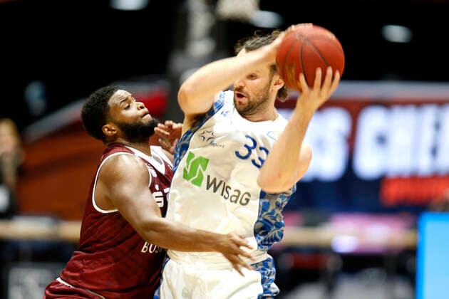 06 12 2020, easyCredit Basketball Bundesliga, BBL, Season 2020 2021, Men, Chemnitz Niners Fraport Skyliners Frankfurt Marco Völler, Fraport Skyliner Frankfurt, Joe Lawson, Niners Chemnitz Chemnitz Messe Chemnitz Sachsen Germany