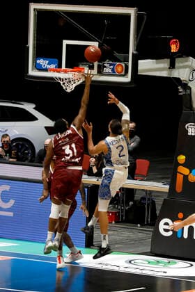 06 12 2020, easyCredit Basketball Bundesliga, BBL, Season 2020 2021, Men, Chemnitz Niners Fraport Skyliners Frankfurt Joe Lawson, Niners Chemnitz, Michael Kessens, Fraport Skyliner Frankfurt Chemnitz Messe Chemnitz Sachsen Germany