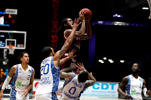 06 12 2020, easyCredit Basketball Bundesliga, BBL, Season 2020 2021, Men, Chemnitz Niners Fraport Skyliners Frankfurt Marcus Thornton, Niners Chemnitz, Rasheed Moore, Fraport Skyliner Frankfurt Chemnitz Messe Chemnitz Sachsen Germany