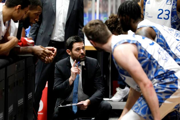 06 12 2020, easyCredit Basketball Bundesliga, BBL, Season 2020 2021, Men, Chemnitz Niners Fraport Skyliners Frankfurt Sebastian Gleim Headcoach , Fraport Skyliner Frankfurt Chemnitz Messe Chemnitz Sachsen Germany