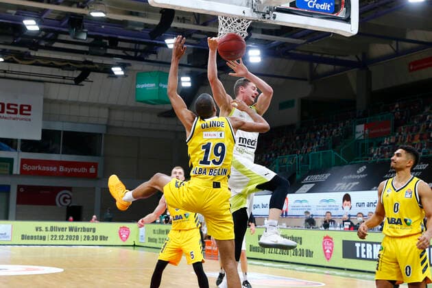 5 Matchday of the easyCredit BBL Basketball Bundesliga in the Oberfrankenhalle in Bayreuth Season 2020 2021 Medi Bayreuth against ALBA Berlin David Walker Medi Bayreuth23 right Louis Olinde ALBA Berlin 19 left