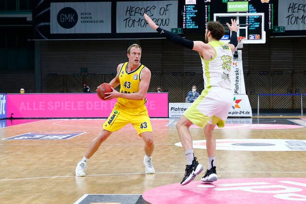 5 Matchday of the easyCredit BBL Basketball Bundesliga in the Oberfrankenhalle in Bayreuth Season 2020 2021 Medi Bayreuth against ALBA Berlin Matthew Tiby Medi Bayreuth 15 right Lukas Sikma ALBA Berlin 43 left