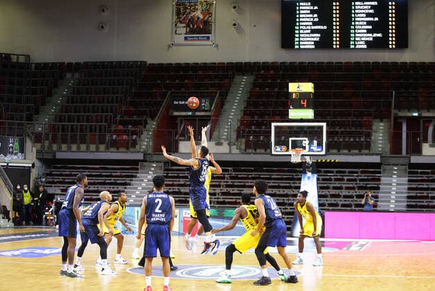 Ludwigsburg , Basketball easyCredit BBL Bundesliga , MHP GIANT Ludwigsburg vs. HAKRO Merlins Crailsheim , Overview Tip Off in front of empty stands