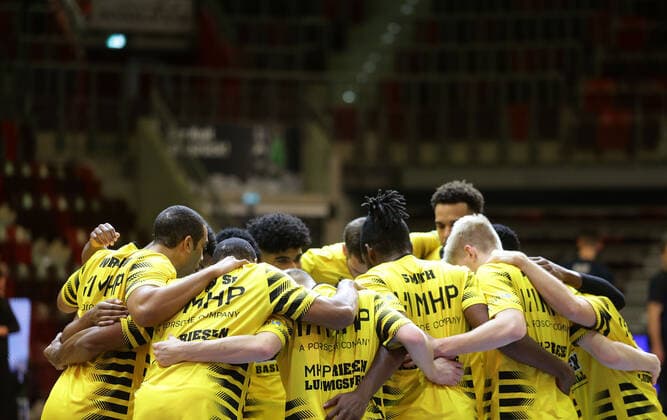 Ludwigsburg , Basketball easyCredit BBL Bundesliga , MHP GIANTS Ludwigsburg vs HAKRO Merlins Crailsheim , Giants make a circle before the game