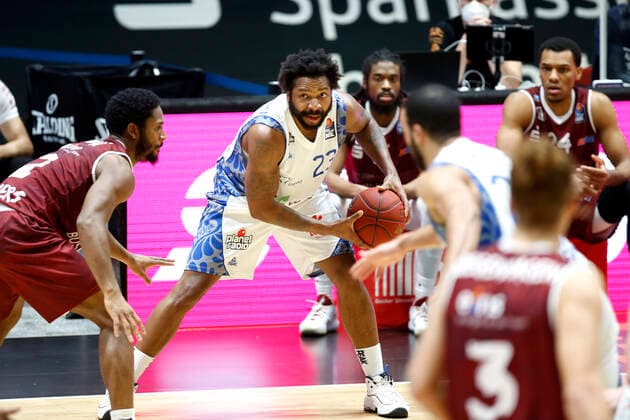 06 12 2020, easyCredit Basketball Bundesliga, BBL, Season 2020 2021, Men, Chemnitz Niners Fraport Skyliners Frankfurt Quantez Robertson, Fraport Skyliner Frankfurt Chemnitz Messe Chemnitz Sachsen Germany