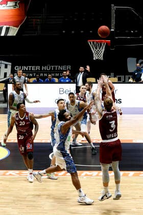 06 12 2020, easyCredit Basketball Bundesliga, BBL, Season 2020 2021, Men, Chemnitz Niners Fraport Skyliners Frankfurt Malte Ziegenhagen, Niners Chemnitz, Quantez Robertson, Fraport Skyliner Frankfurt Chemnitz Messe Chemnitz Sachsen Germany