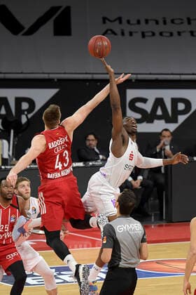 06 12 2020, xemx, Basketball BBL Bundesliga, FC Bayern Munich Basketball BG Göttingen emspor, v l Leon Radosevic FC Bayern Basketball and Tai Odiase BG Goettingen Duel, fight, tackle DFL DFB REGULATIONS PROHIBIT ANY USE OF PHOTOGRAPHS as IMAGE SEQUENCES and or QUASI VIDEO Munich