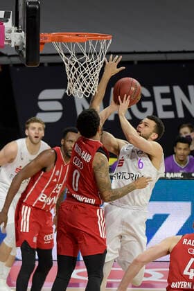 06 12 2020, xemx, Basketball BBL Bundesliga, FC Bayern Munich Basketball BG Göttingen emspor, v l Nick Weiler Babb FC Bayern Basketball and Luke Nelson BG Goettingen Duel, fight, tackle DFL DFB REGULATIONS PROHIBIT ANY USE OF PHOTOGRAPHS as IMAGE SEQUENCES and or QUASI VIDEO Munich