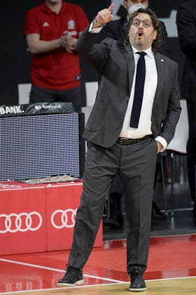 06 12 2020, xemx, Basketball BBL Bundesliga, FC Bayern Muenchen Basketball BG Göttingen emspor, v l Head Coach Andrea Trinchieri FC Bayern Basketball gives instructions, gesticulates with the arms, gesticulate, gives instructions DFL DFB REGULATIONS PROHIBIT ANY USE OF PHOTOGRAPHS as IMAGE SEQUENCES and or QUASI VIDEO Munich