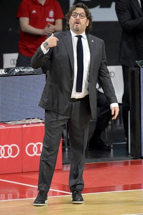 06 12 2020, xemx, Basketball BBL Bundesliga, FC Bayern Muenchen Basketball BG Göttingen emspor, v l Head Coach Andrea Trinchieri FC Bayern Basketball gives instructions, gesticulates with the arms, gesticulate, gives instructions DFL DFB REGULATIONS PROHIBIT ANY USE OF PHOTOGRAPHS as IMAGE SEQUENCES and or QUASI VIDEO Munich