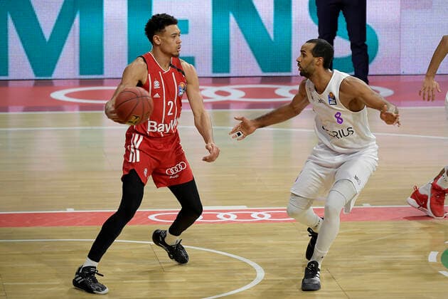 06 12 2020, xemx, Basketball BBL Bundesliga, FC Bayern Munich Basketball BG Göttingen emspor, v l Wade Baldwin FC Bayern Basketball and Akeem Vargas BG Goettingen Duel, fight, tackle DFL DFB REGULATIONS PROHIBIT ANY USE OF PHOTOGRAPHS as IMAGE SEQUENCES and or QUASI VIDEO Munich