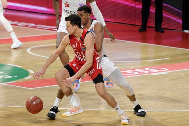 06 12 2020, xemx, Basketball BBL Bundesliga, FC Bayern Munich Basketball BG Göttingen emspor, v l Zan Mark Sisko FC Bayern Basketball and Aubrey Dawkins BG Goettingen Duel, fight, tackle DFL DFB REGULATIONS PROHIBIT ANY USE OF PHOTOGRAPHS as IMAGE SEQUENCES and or QUASI VIDEO Munich