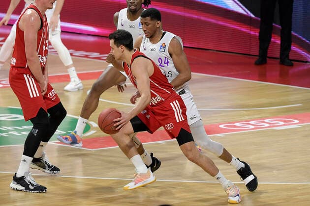 06 12 2020, xemx, Basketball BBL Bundesliga, FC Bayern Munich Basketball BG Göttingen emspor, v l Zan Mark Sisko FC Bayern Basketball and Aubrey Dawkins BG Goettingen Duel, fight, tackle DFL DFB REGULATIONS PROHIBIT ANY USE OF PHOTOGRAPHS as IMAGE SEQUENCES and or QUASI VIDEO Munich