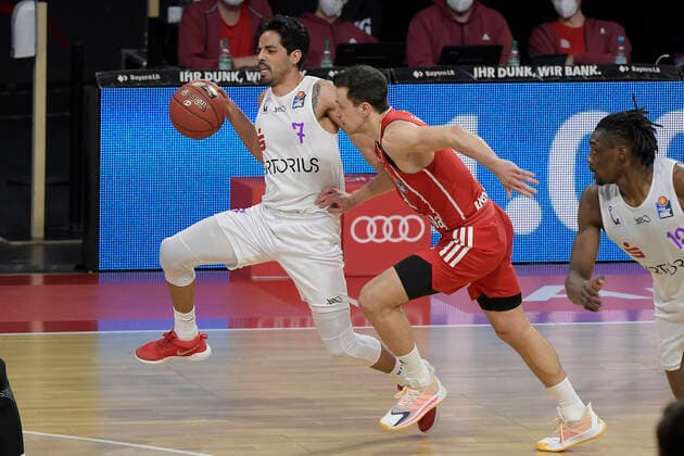 06 12 2020, xemx, Basketball BBL Bundesliga, FC Bayern Muenchen Basketball BG Goettingen emspor, v l Jorge Gutierrez BG Goettingen and Zan Mark Sisko FC Bayern Basketball Zweikampf, Duel, Fight, tackle DFL DFB REGULATIONS PROHIBIT ANY USE OF PHOTOGRAPHS as IMAGE SEQUENCES and or QUASI VIDEO Munich