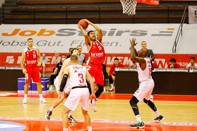 Center Kenneth Ogbe Brose Bamberg, 25 left 03 Liam O Reilly JobStairs Gießen 46ers right 15 Brandon Bowman JobStairs Gießen 46ers JobStairs Gießen 46ers Brose Bamberg, easyCredit Basketball Bundesliga, season 2020 2021, 5 matchday, Gießen, Germany, 06 12 2020, Any use of the photo is subject to a fee according to the currently valid MFM list plus VAT Copyright notice is expressly required according to paragraph 13 UrhG (German Copyright Act) Voucher copy required When using the photo outside journalistic purposes please consult the photographer for advertising For any usage other than editorial purposes please contact the author Copyright: DanielxLöb