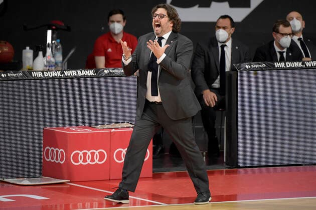 06 12 2020, xemx, Basketball BBL Bundesliga, FC Bayern Muenchen Basketball BG Göttingen emspor, v l Head Coach Andrea Trinchieri FC Bayern Basketball gives instructions, gesticulates with the arms, gesticulate, gives instructions DFL DFB REGULATIONS PROHIBIT ANY USE OF PHOTOGRAPHS as IMAGE SEQUENCES and or QUASI VIDEO Munich