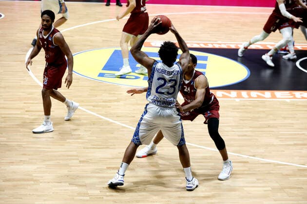 06 12 2020, easyCredit Basketball Bundesliga, BBL, Season 2020 2021, Men, Chemnitz Niners Fraport Skyliners Frankfurt Quantez Robertson, Fraport Skyliner Frankfurt Chemnitz Messe Chemnitz Sachsen Germany