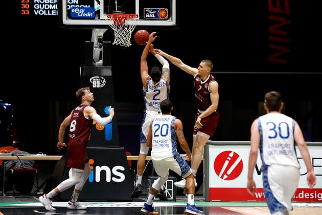 06 12 2020, easyCredit Basketball Bundesliga, BBL, Season 2020 2021, Men, Chemnitz Niners Fraport Skyliners Frankfurt Michael Kessens, Fraport Skyliner Frankfurt, Jonas Richter, Niners Chemnitz, Rasheed Moore, Fraport Skyliner Frankfurt Chemnitz Messe Chemnitz Sachsen Germany