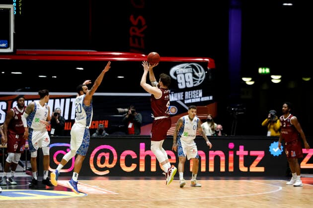 06 12 2020, easyCredit Basketball Bundesliga, BBL, Season 2020 2021, Men, Chemnitz Niners Fraport Skyliners Frankfurt Rasheed Moore, Fraport Skyliner Frankfurt, Dominique Johnson, Niners Chemnitz Chemnitz Messe Chemnitz Sachsen Germany