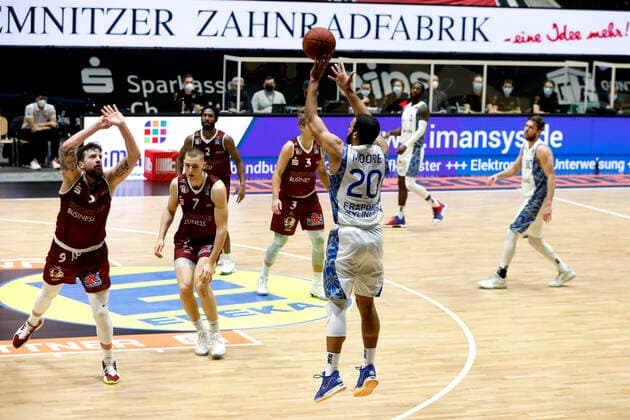 06 12 2020, easyCredit Basketball Bundesliga, BBL, Season 2020 2021, Men, Chemnitz Niners Fraport Skyliners Frankfurt Rasheed Moore, Fraport Skyliner Frankfurt Chemnitz Messe Chemnitz Sachsen Germany