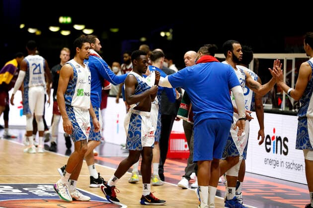 06 12 2020, easyCredit Basketball Bundesliga, BBL, Season 2020 2021, Men, Chemnitz Niners Fraport Skyliners Frankfurt Cheers after the victory Chemnitz Messe Chemnitz Sachsen Germany