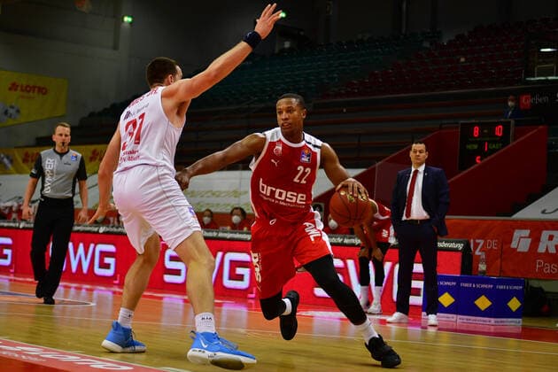 06 12 2020, xbrx, Basketball BBL Bundesliga, Giessen 46ers Brose Bamberg emspor, v l Dribbling, dribbles with the ball, leads the ball, attack, on attack, Hall, Devon 22 brose Bamberg , Defence, defended, James Jr , Scottie 31 Giessen 46ers Giessen
