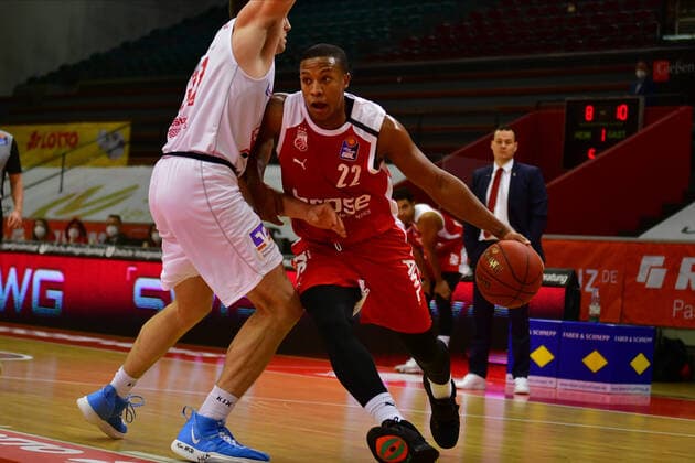06 12 2020, xbrx, Basketball BBL Bundesliga, Giessen 46ers Brose Bamberg emspor, v l Dribbling, dribbles with the ball, leads the ball, attack, on attack, Hall, Devon 22 brose Bamberg , Defence, defended, James Jr , Scottie 31 Giessen 46ers Giessen