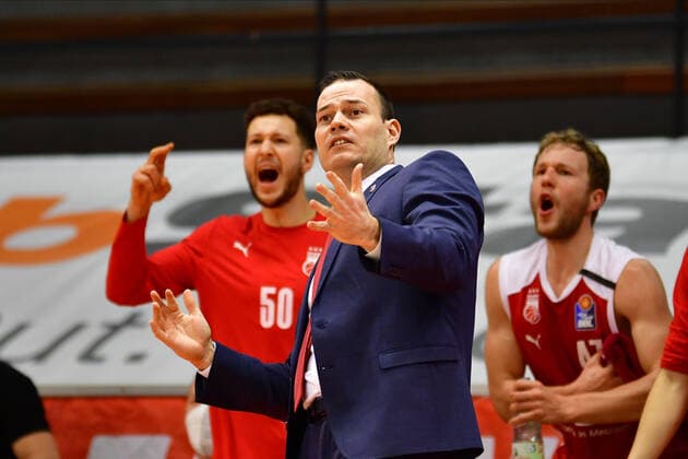 06 12 2020, xbrx, Basketball BBL Bundesliga, Giessen 46ers Brose Bamberg emspor, v l Roijakkers, Johan Trainer brose Bamberg , gives instruction, gesticulating, gesticulating with the arms pour