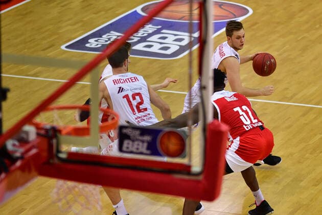 06 12 2020, xbrx, Basketball BBL Bundesliga, Giessen 46ers Brose Bamberg emspor, from l Dribbling, dribbles with the ball, leads the ball, frizzy hair, Bjarne 4 Giessen 46ers Giessen