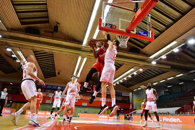 06 12 2020, xbrx, Basketball BBL Bundesliga, Giessen 46ers Brose Bamberg emspor, v l basketball, Hall, Devon 22 brose Bamberg , Defence, defended, Judge, Johannes 12 Giessen 46ers Giessen