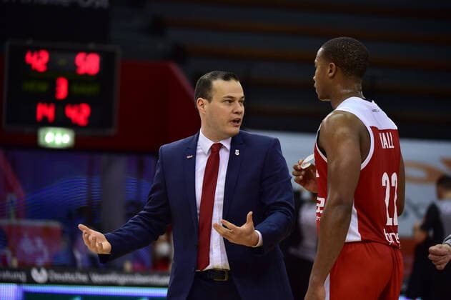 06 12 2020, xbrx, Basketball BBL Bundesliga, Giessen 46ers Brose Bamberg emspor, v l Roijakkers, Johan Trainer brose Bamberg , gives instruction, gesticulating, gesticulating with the arms, Hall, Devon 22 brose Bamberg Giessen