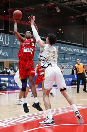 s Oliver Wuerzburg vs. Basketball Loewen Braunschweig, Basketball, BBL Germany, Wuerzburg, s Oliver Arena, 06 12 2020, emspor, emonline, despor, deonline, s Oliver Wuerzburg vs. Basketball Loewen Braunschweig, Basketball, BBL Bild v left Justin Sears s Oliver Wuerzburg and Gavin Schilling Basketball Loewen Braunschweig Editorial Use ONLY Wuerzburg s Oliver Arena Bayern Germany Poolfoto HMB Media Heiko Becker Pool ,EDITORIAL USE ONLY