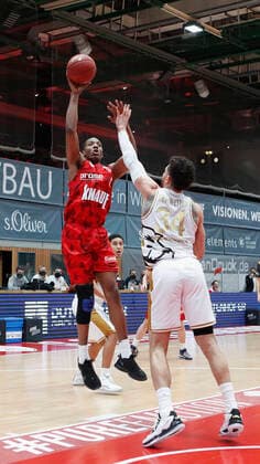 s Oliver Wuerzburg vs. Basketball Loewen Braunschweig, Basketball, BBL Germany, Wuerzburg, s Oliver Arena, 06 12 2020, emspor, emonline, despor, deonline, s Oliver Wuerzburg vs. Basketball Loewen Braunschweig, Basketball, BBL Bild v left Justin Sears s Oliver Wuerzburg and Gavin Schilling Basketball Loewen Braunschweig Editorial Use ONLY Wuerzburg s Oliver Arena Bayern Germany Poolfoto HMB Media Heiko Becker Pool ,EDITORIAL USE ONLY