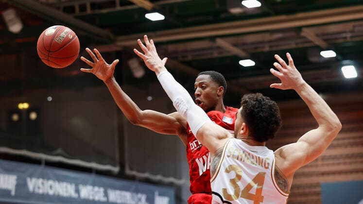 s Oliver Wuerzburg vs. Basketball Loewen Braunschweig, Basketball, BBL Germany, Wuerzburg, s Oliver Arena, 06 12 2020, emspor, emonline, despor, deonline, s Oliver Wuerzburg vs. Basketball Loewen Braunschweig, Basketball, BBL Bild v left Justin Sears s Oliver Wuerzburg and Gavin Schilling Basketball Loewen Braunschweig Editorial Use ONLY Wuerzburg s Oliver Arena Bayern Germany Poolfoto HMB Media Heiko Becker Pool ,EDITORIAL USE ONLY