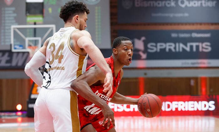 s Oliver Wuerzburg vs. Basketball Loewen Braunschweig, Basketball, BBL Germany, Wuerzburg, s Oliver Arena, 06 12 2020, emspor, emonline, despor, deonline, s Oliver Wuerzburg vs. Basketball Loewen Braunschweig, Basketball, BBL Bild v left Gavin Schilling Basketball Loewen Braunschweig and Justin Sears s Oliver Wuerzburg Editorial Use ONLY Wuerzburg s Oliver Arena Bayern Germany Poolfoto HMB Media Heiko Becker Pool ,EDITORIAL USE ONLY